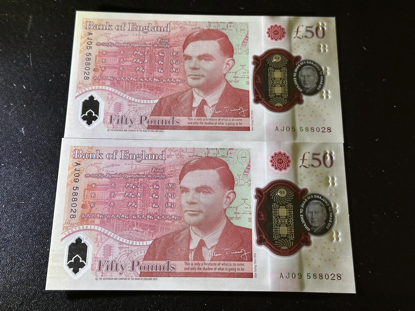 《外钞收藏家》第六百二十三期（精选场）（长期征集拍品、欢迎藏友们联系合作） 2023年英国查尔斯版50镑 2张一起 同号588028 全新UNC