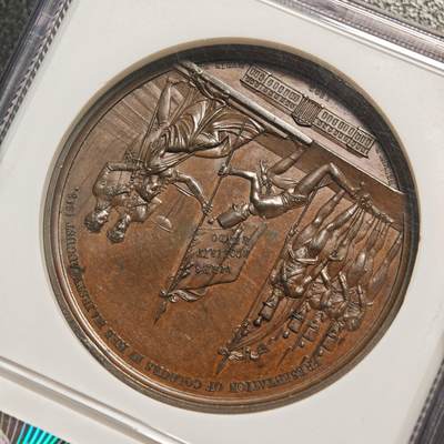 【德藏】世界币章拍卖第170期（拍品征集中~欢迎藏友联系） 1813年 法国约克公爵皇家军事学院授旗纪念铜章 平边无边铭，NGC MS62BN 正面是约克公爵左侧面头像，背面是1802年夏洛特王后在他于切尔西创立的约克公爵皇家军事学院主持授旗仪式的场景。高浮雕工艺，特别是背面场景人物众多，雕刻细腻，巧克力包浆，保存状态良好，稀有品种