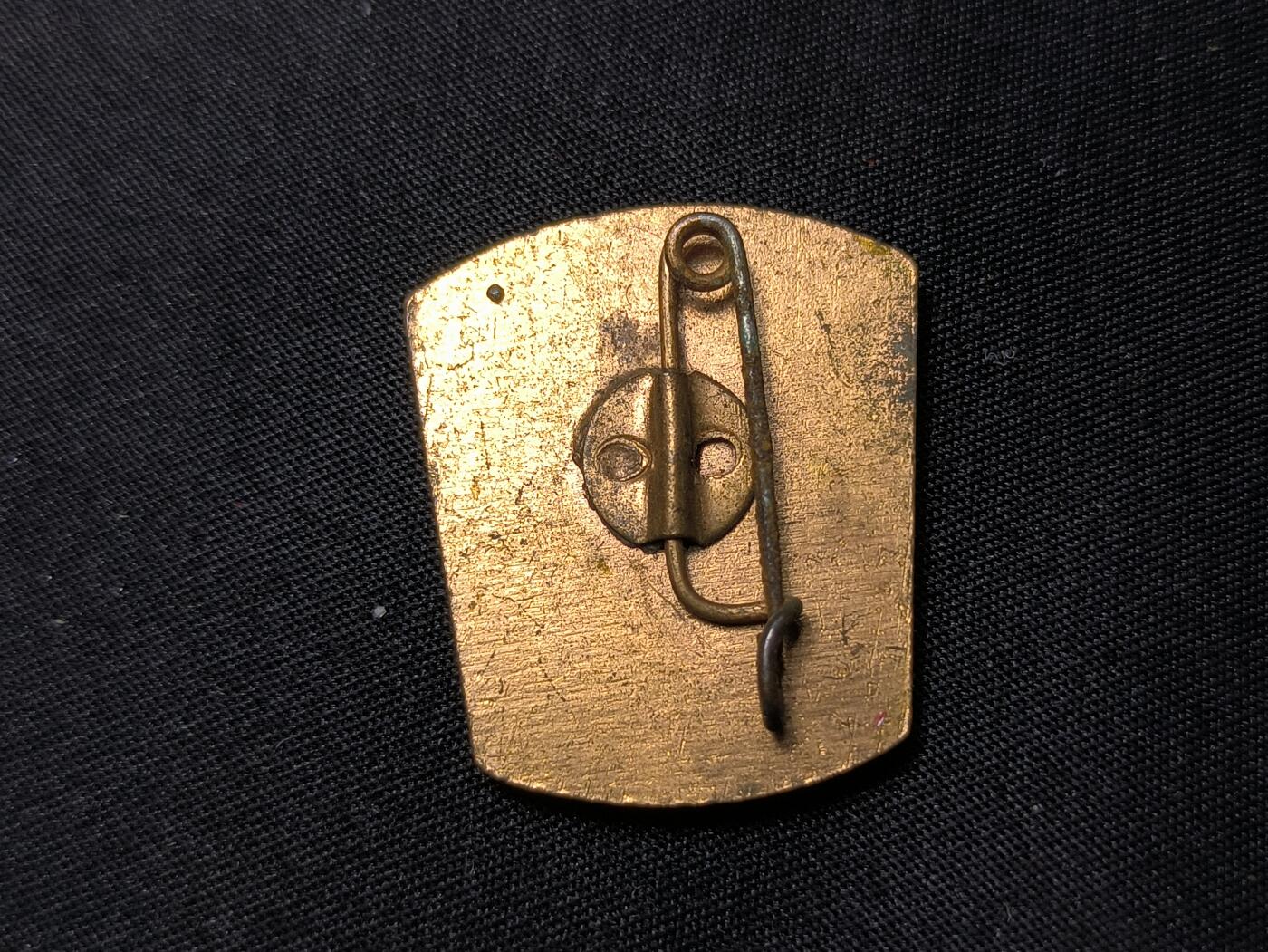 云宸嘉赏-勋臻佳藏四月精品甄选场次（低佣 一元一手） 五十年代东德老珐琅证章系列--罗斯托克专区（Nationales Aufbauwerk-全国建设工作）模范劳动荣誉证章