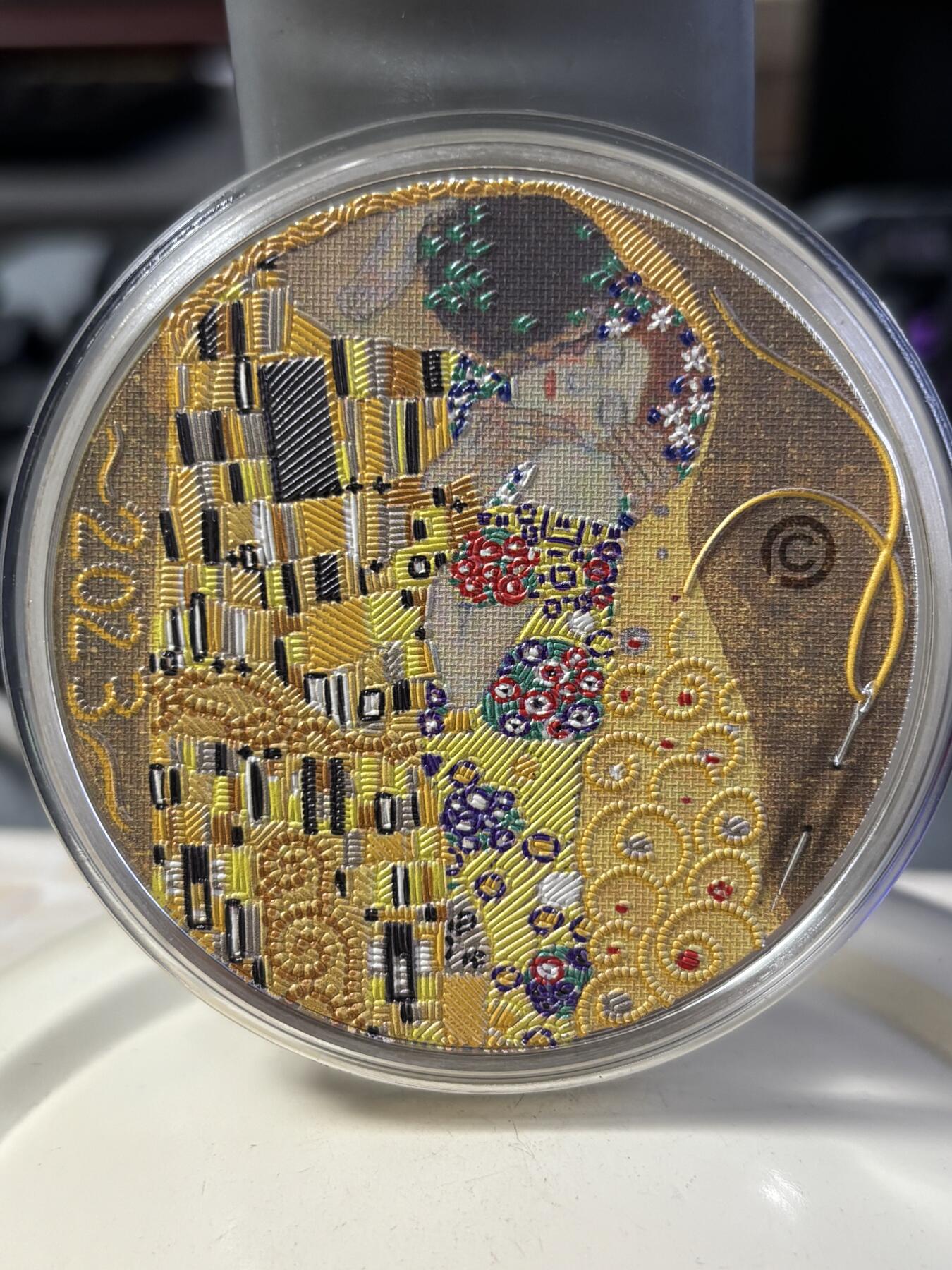 第196期拍卖 帕劳2023年刺绣系列首枚克里姆特吻3盎司纪念彩色银币，999银，发行499枚，塑料盒有缺口