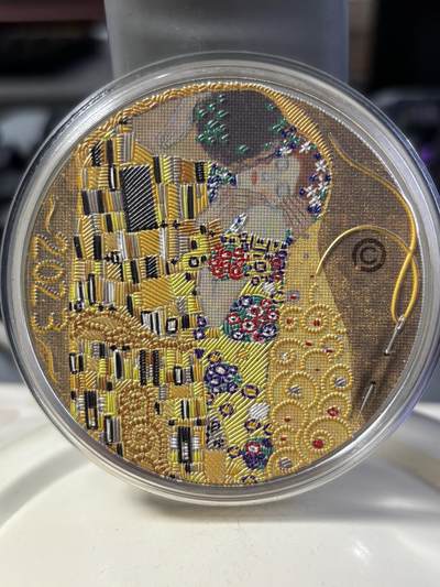 第196期拍卖 - 帕劳2023年刺绣系列首枚克里姆特吻3盎司纪念彩色银币，999银，发行499枚，塑料盒有缺口