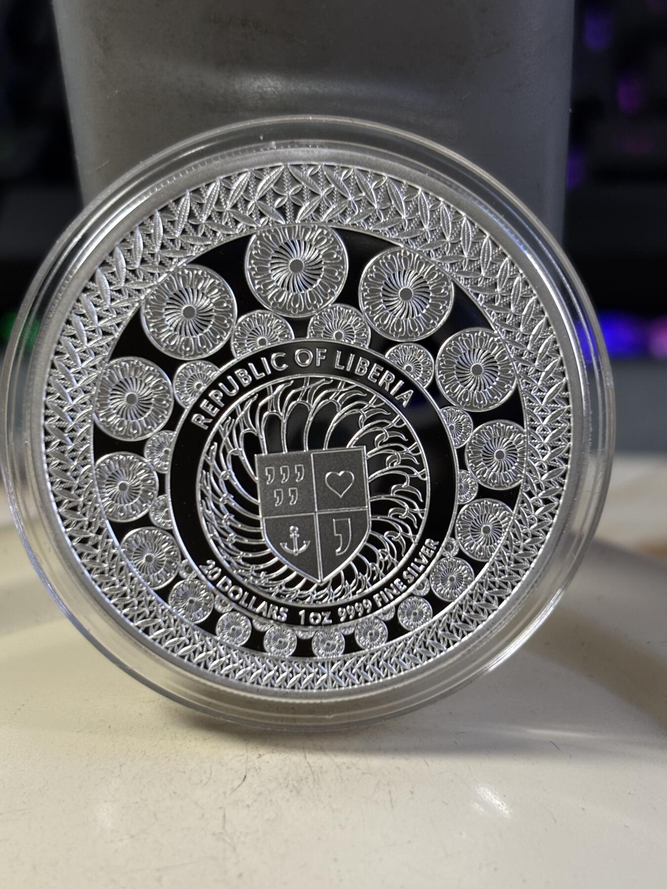 第196期拍卖 利比里亚2024年花卉钟表1盎司彩色纪念银币，1盎司，发行333枚