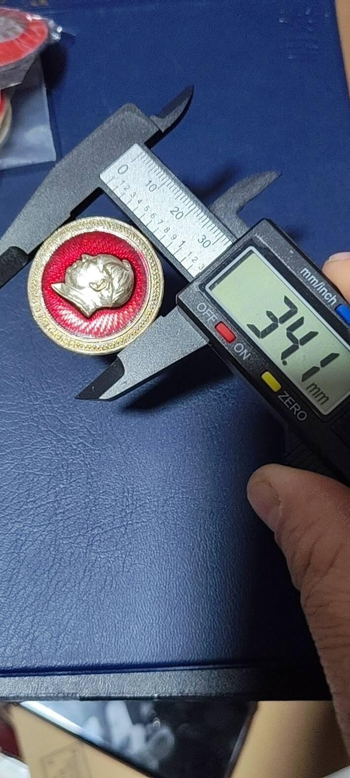 毛主席像章拍场，都是部队题材章 🔥🔥🔥🔥毛主席像章，34.1毫米，背面有铭文：中国人民解放军5703工厂
