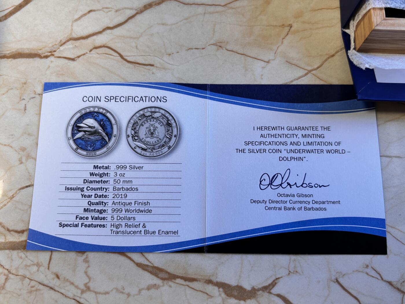 第196期拍卖 巴巴多斯2019海底世界系列3盎司海豚镶透明珐琅银币，999银，发行999枚