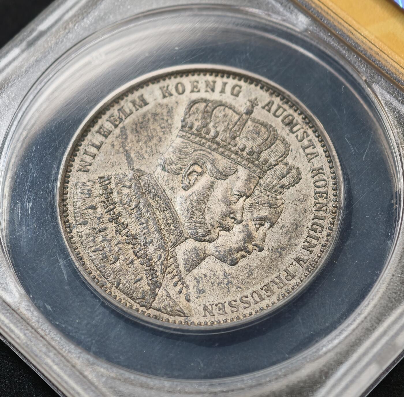 甄臻铺-世界币章拍卖（第58期），送拍享返佣金等优惠多多 ANACS AU58 德国1861年 威廉一世登基纪念 1泰勒银币 经典普鲁士毛衣泰勒 淡灰色包浆