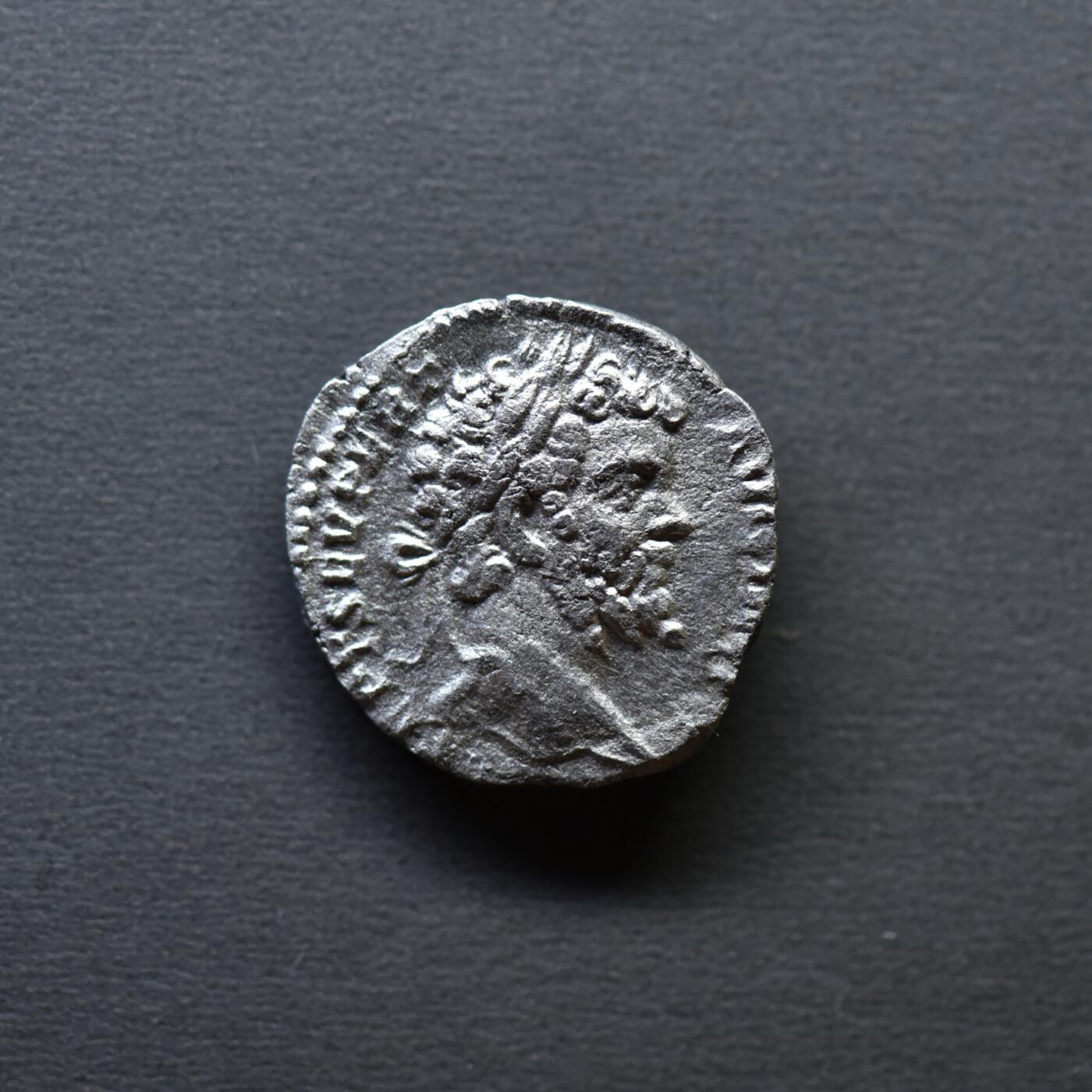 【良泉】4月16日【西方古代打制币】拍卖108件 公元197-198年【古罗马】塞普提米乌斯·塞维鲁，背Annona女神手持玉米穗和丰饶角，右脚踩在战船船头。第纳尔银币，2.23克