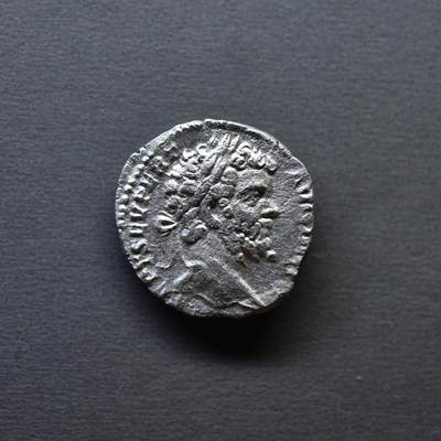 【良泉】4月16日【西方古代打制币】拍卖108件 - 公元197-198年【古罗马】塞普提米乌斯·塞维鲁，背Annona女神手持玉米穗和丰饶角，右脚踩在战船船头。第纳尔银币，2.23克