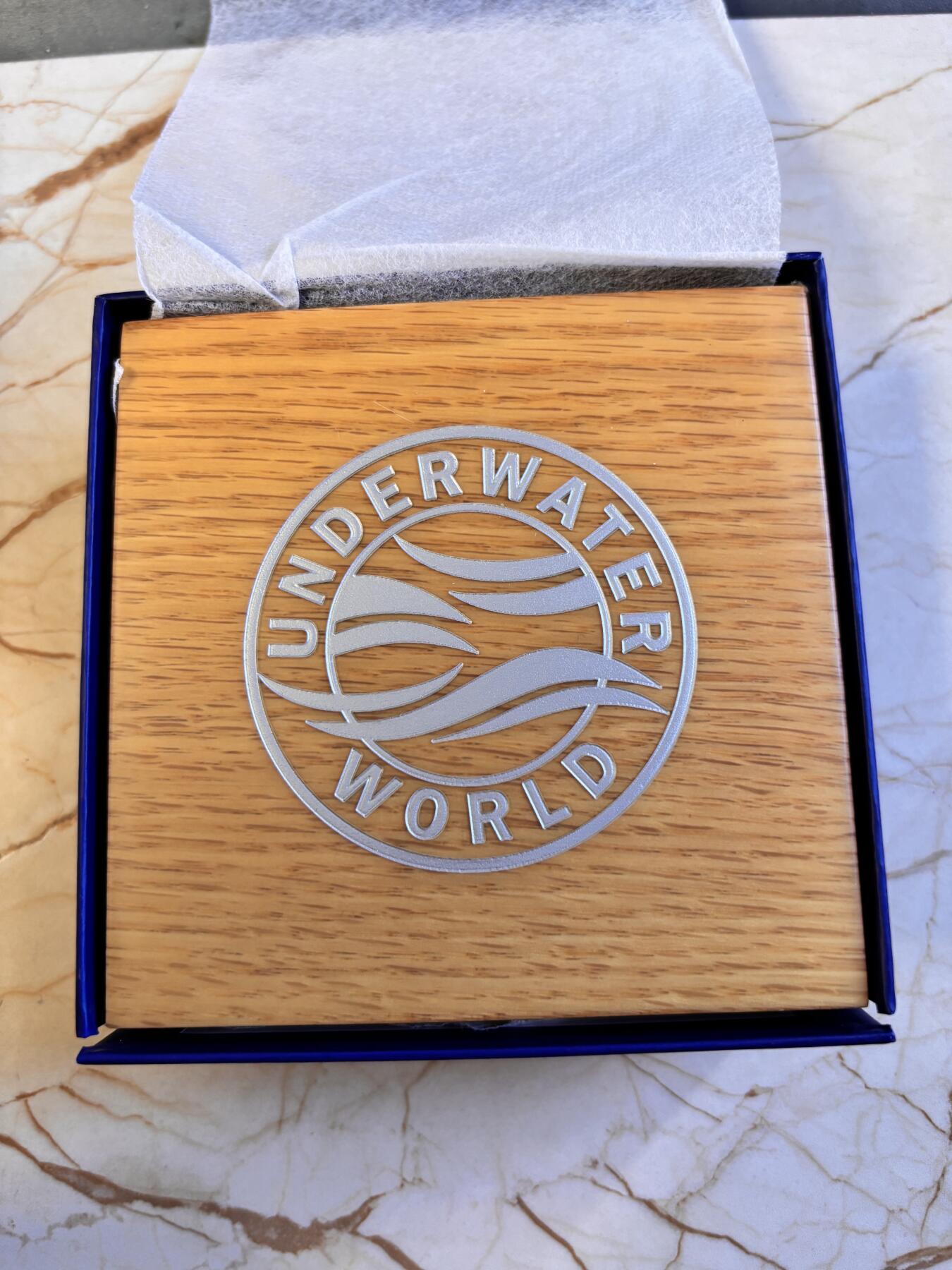 第196期拍卖 巴巴多斯2019海底世界系列3盎司海豚镶透明珐琅银币，999银，发行999枚