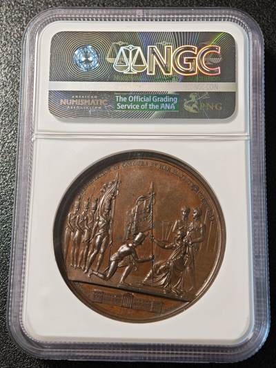 【德藏】世界币章拍卖第170期（拍品征集中~欢迎藏友联系） 1813年 法国约克公爵皇家军事学院授旗纪念铜章 平边无边铭，NGC MS62BN 正面是约克公爵左侧面头像，背面是1802年夏洛特王后在他于切尔西创立的约克公爵皇家军事学院主持授旗仪式的场景。高浮雕工艺，特别是背面场景人物众多，雕刻细腻，巧克力包浆，保存状态良好，稀有品种