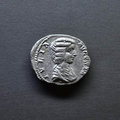【良泉】4月16日【西方古代打制币】拍卖108件 - 公元198-199年【古罗马】塞维鲁其妻子尤利娅·多姆娜打制“欢乐女神——莱蒂西亚”（LAETITIA）第纳尔银币，3.12克