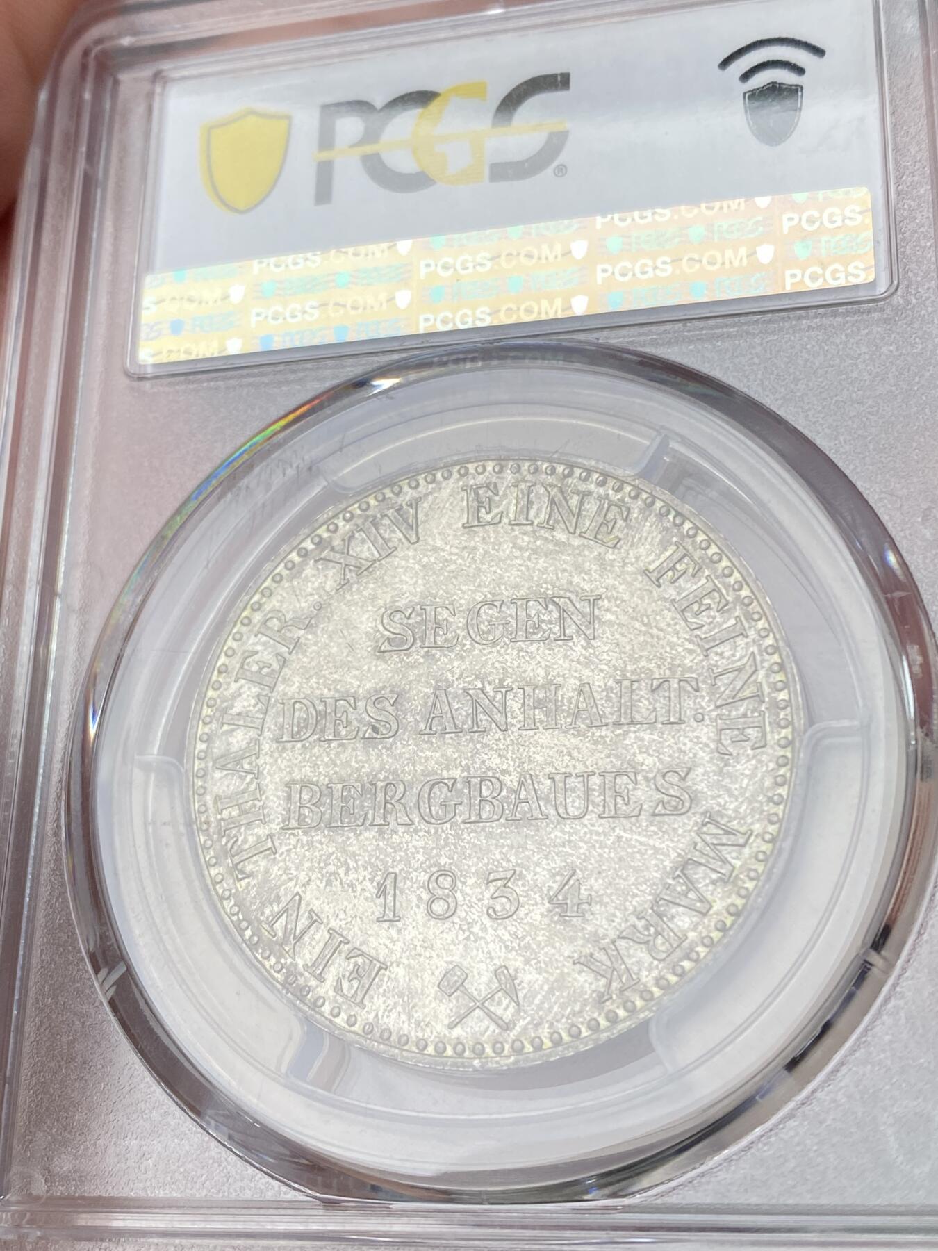 万国钱币拍卖第064期 PCGS MS65 1834年德国安哈尔特-贝恩堡矿业祈祷纹章流通1泰勒 唯一一款贝恩堡窗帘形态1泰勒 小熊爬墙的前身 仅单年发行15000枚且流通充分 即便通货也是难得一见 能达到BU品质可谓凤毛麟角 全深打丝绸转光地板 极美香槟色调淡彩环绕 PCGS唯一冠军分唯一MS 亚军就是XF40 其难度可见一斑 入库收藏重器级别