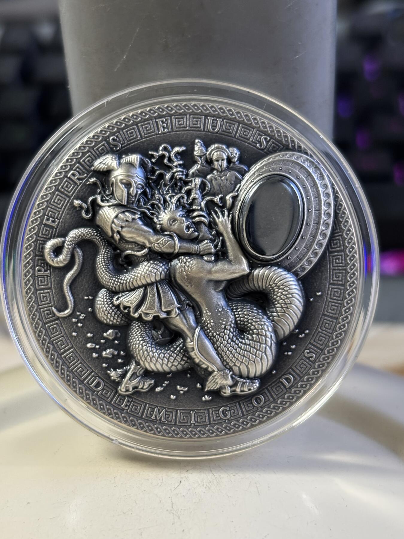 第196期拍卖 纽埃2018年半神珀尔修斯大战美杜莎2盎司银币，999银，发行650枚