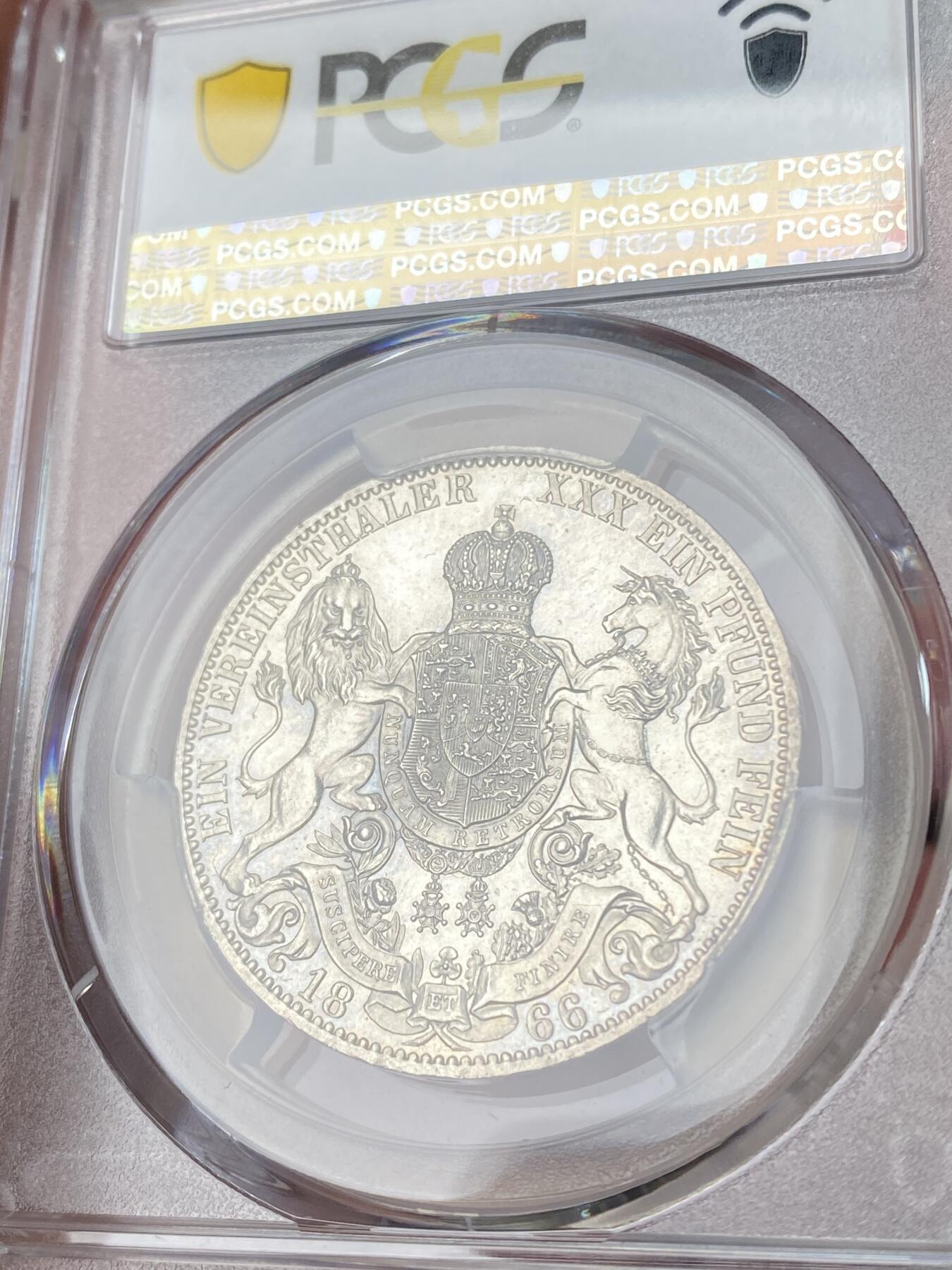 万国钱币拍卖第064期 PCGS MS64PL 1866年德国汉诺威格奥尔格五世狮马流通1泰勒 汉诺威最后的流通泰勒 如同彩虹般的七色包浆洒落在深度镜面类精制质感的地板之上 在高浮雕喷砂质感的人像与狮马盾徽加持下给人以强烈的视觉冲击 极罕见品质 PCGS唯一冠军分典藏级