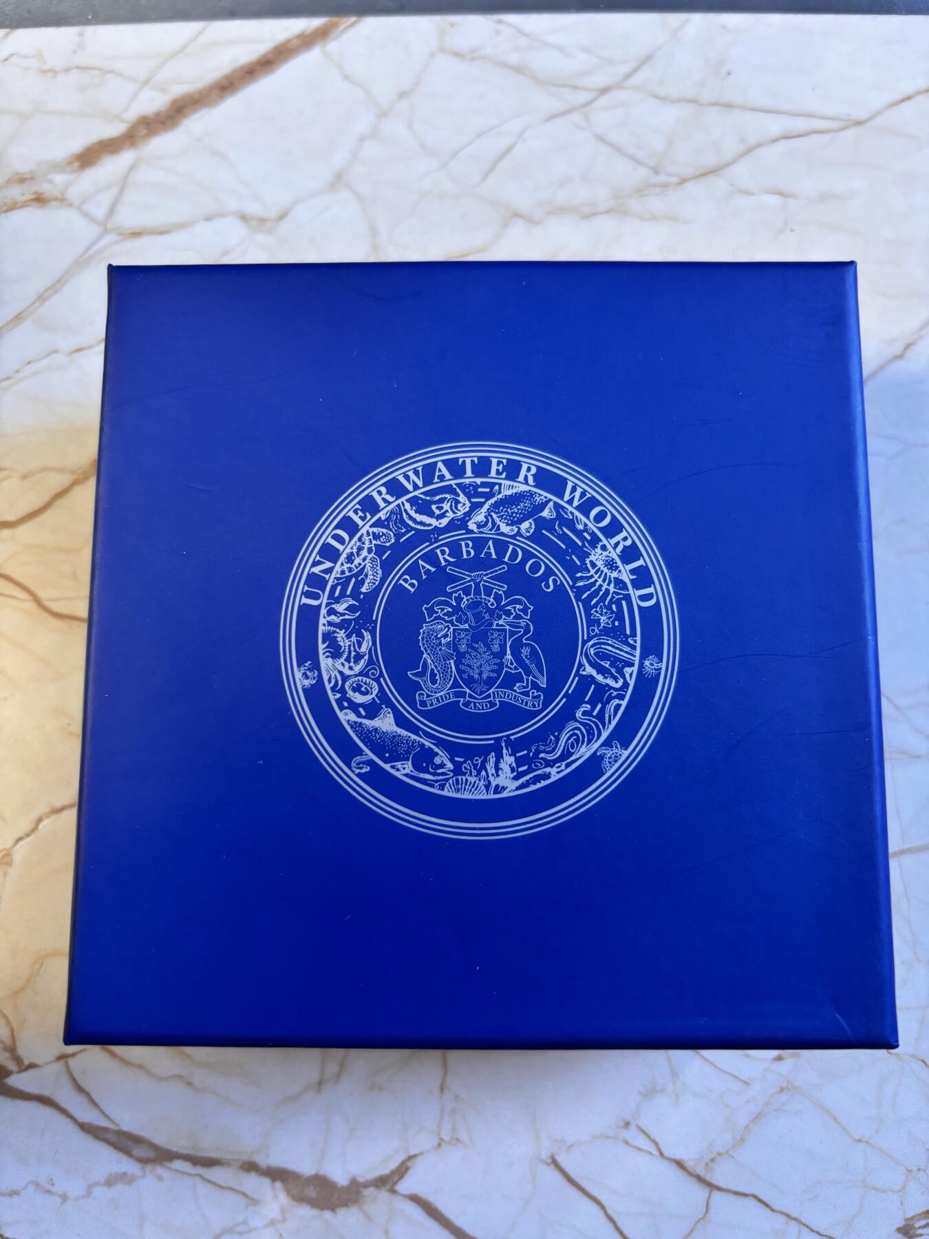 第196期拍卖 巴巴多斯2019海底世界系列3盎司海豚镶透明珐琅银币，999银，发行999枚