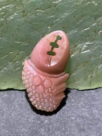 精美亚光盐源玛瑙手工雕刻蟹钳“有钱”吊坠一颗， - 精美亚光盐源玛瑙手工雕刻蟹钳“有钱”吊坠一颗，