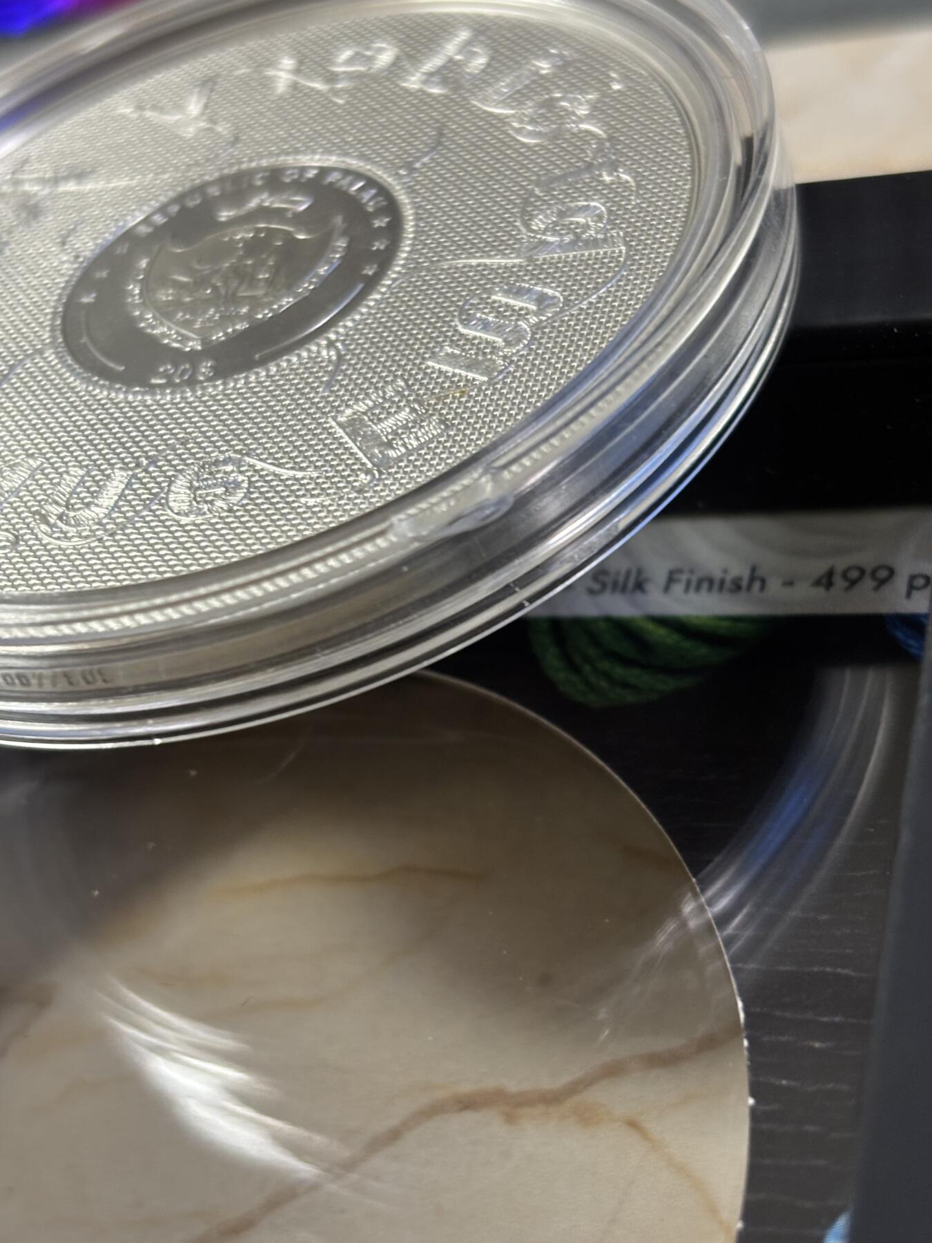 第196期拍卖 帕劳2023年刺绣系列首枚克里姆特吻3盎司纪念彩色银币，999银，发行499枚，塑料盒有缺口