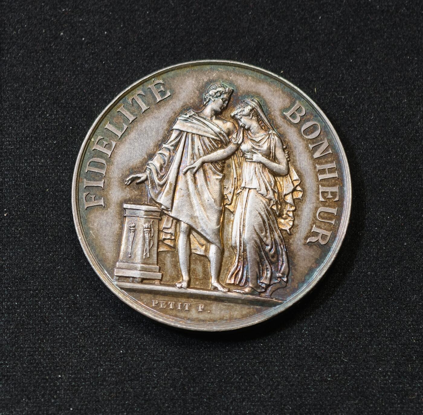 甄臻铺-世界币章拍卖（第58期），送拍享返佣金等优惠多多 19世纪法国婚姻与爱情纪念银章 ，32mm，16.1g，丰饶角银标，手刻花押，五彩包浆 ，细节完美。