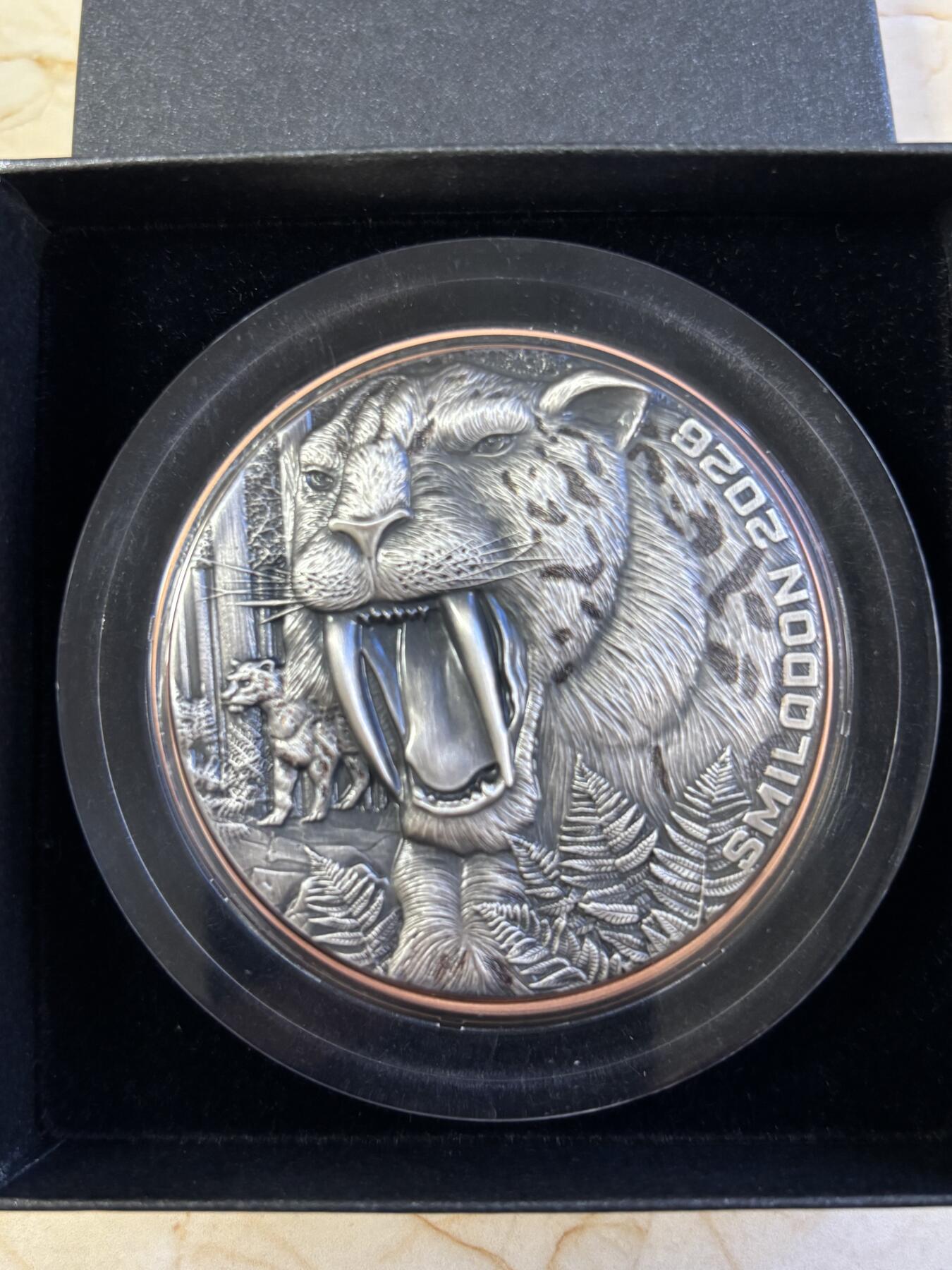 第196期拍卖 瓦努阿图2026年恐龙时代6剑齿虎银铜双金属仿古纪念币，999银+铜，10克银+145铜，发行1999枚