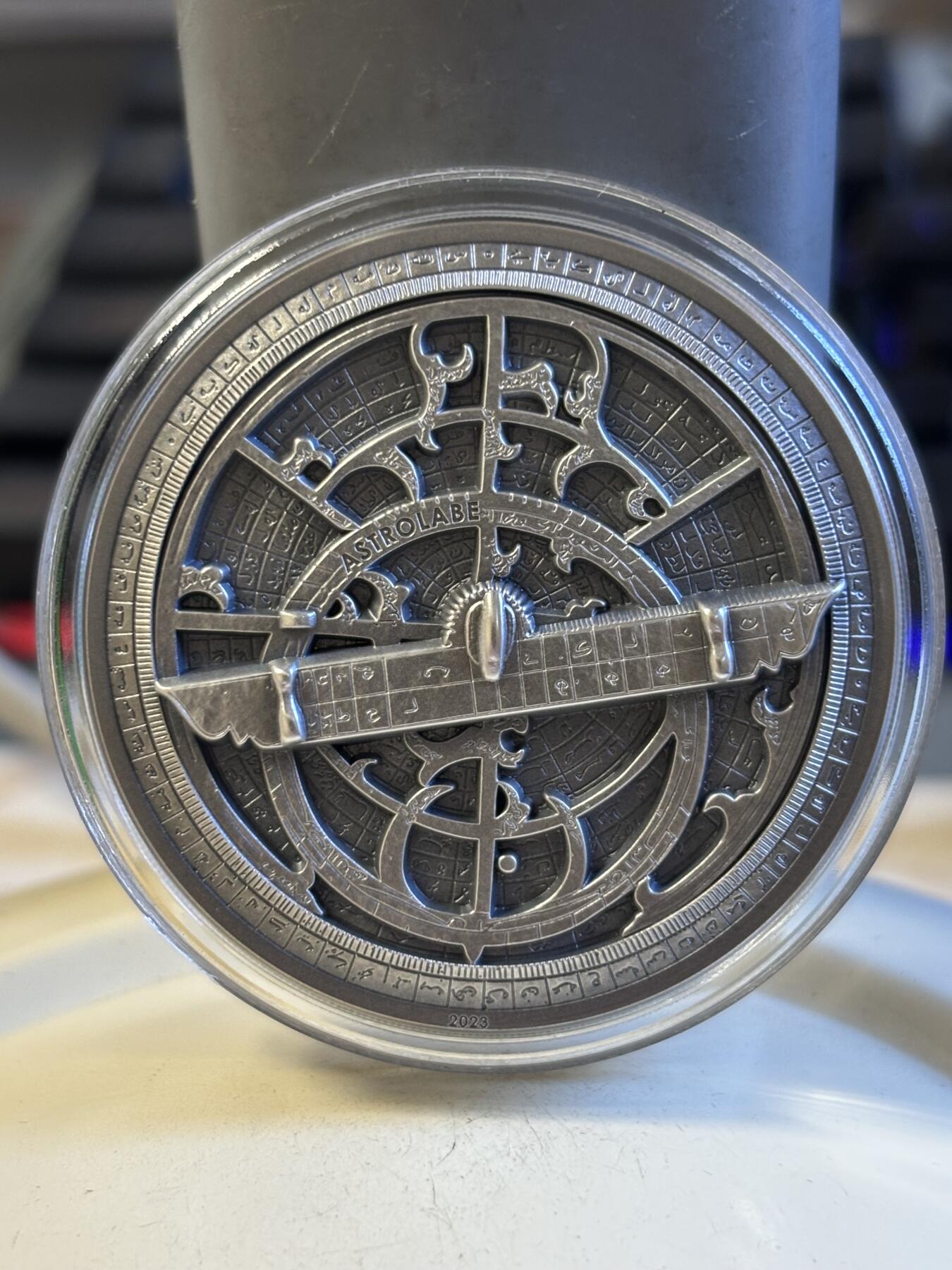 第196期拍卖 获奖库克2023年历史仪器星盘2盎司纪念银币，999银，发行1500枚，获克劳斯2024年度最佳克朗币大奖，没有纸套