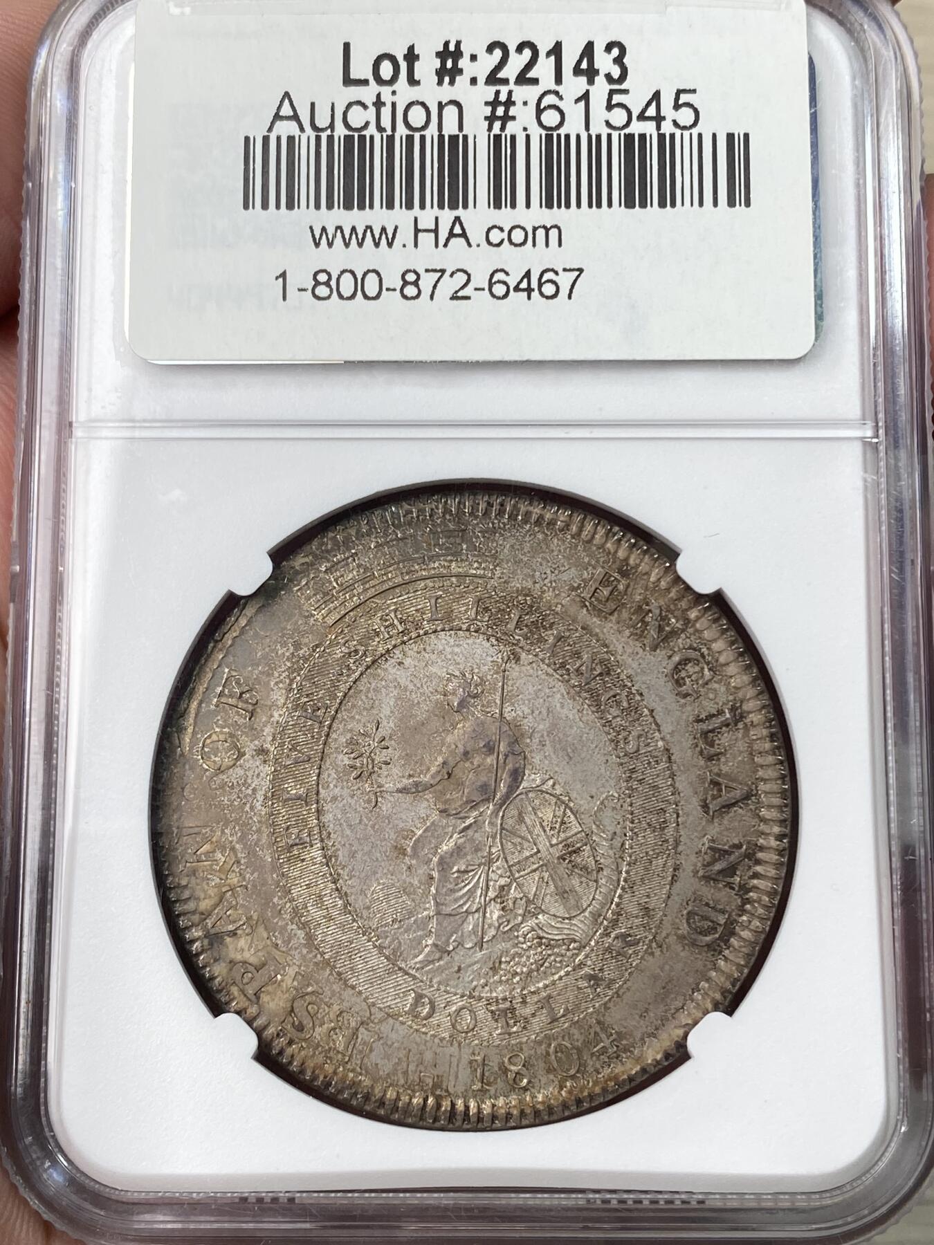 万国钱币拍卖第064期 NGC MS63 1804年英国乔治三世英格兰银行5先令大银 英国白银短缺时期的产物 直接压印在西班牙双柱之上 流通非常充分从而高品难得一见 此枚双柱币坯痕迹清晰可见 双面均匀一色的纸袋包浆极其原味 不可多得的典藏级品质 