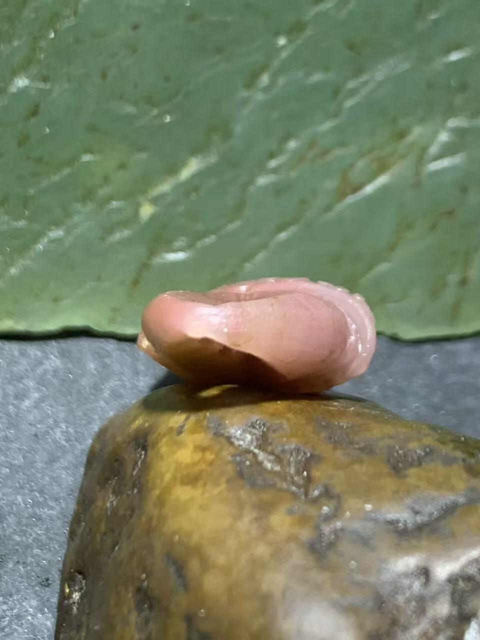 精美亚光盐源玛瑙手工雕刻蟹钳“有钱”吊坠一颗，