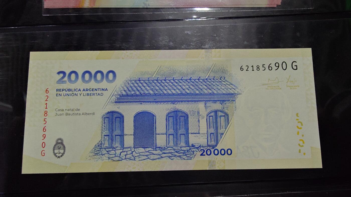 世界钱币～微拍第243期暨2026年第24期  老库存每款各1-2张清仓低价起拍 阿根廷20000比索 全新绝品无47尾号690