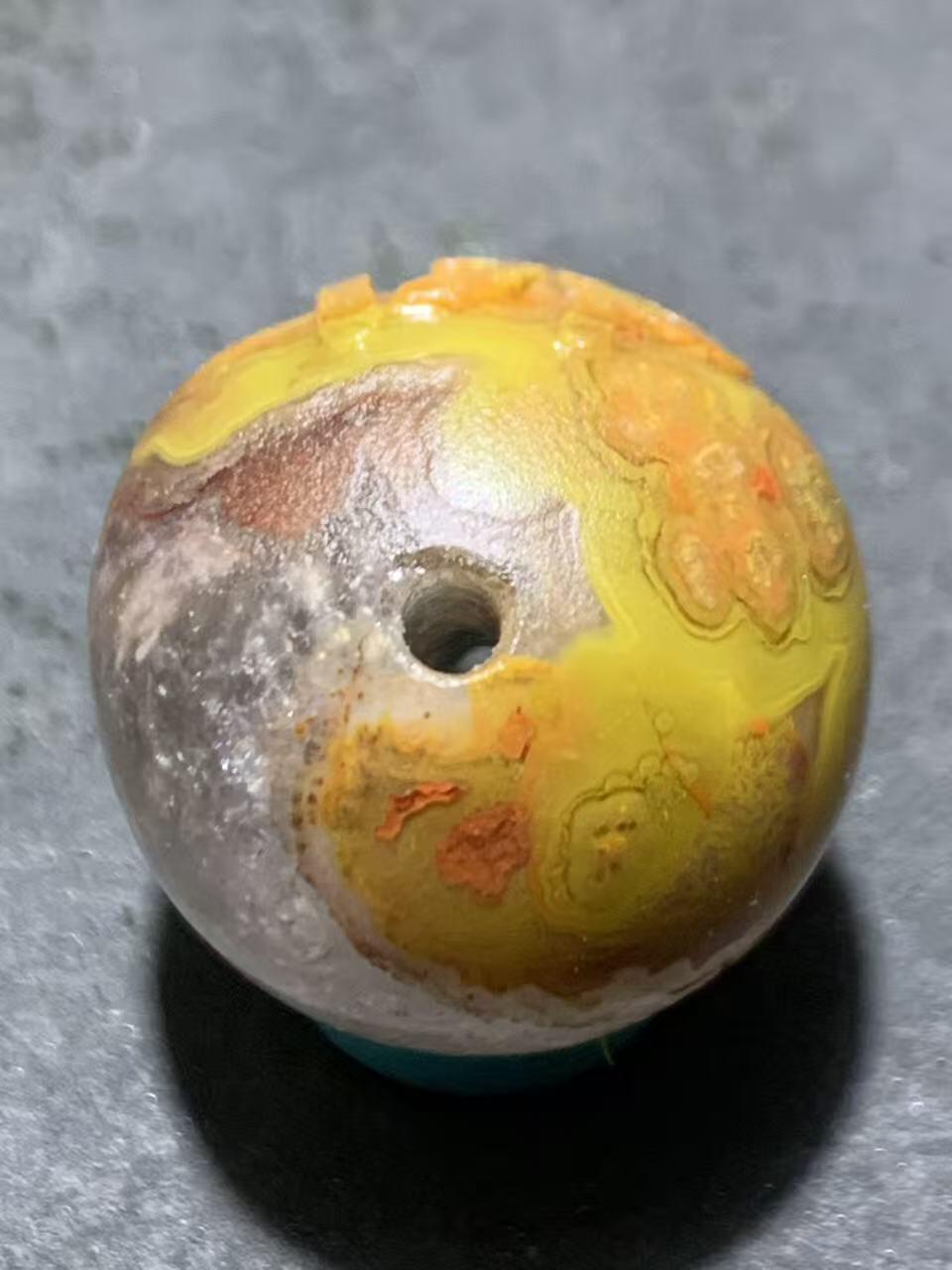 精美冰飘草花纹战国红玛瑙手工俏色巧雕佛字2.0珠一个