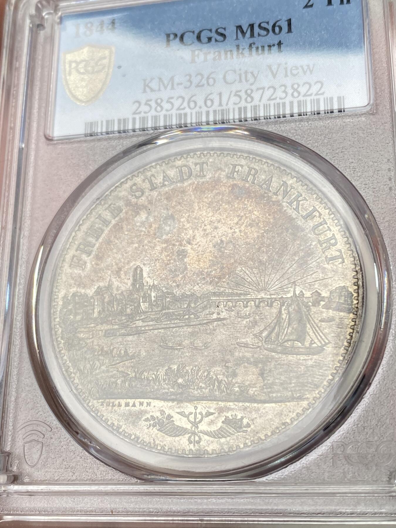 万国钱币拍卖第064期 PCGS MS61 1844年德国法兰克福自由市河景2泰勒 名誉景观2泰勒品种 热度居高不下 同时也是邦国时期唯一一款以景观为题材的2泰勒 厚重欧陆五彩极美 打制极其锋利 河面上的水波纹也毫不马虎 给人以身临其境之感 不容错过的典藏级品质 越来越贵的品种  