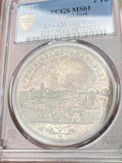 PCGS MS61 1844年德国法兰克福自由市河景2泰勒 名誉景观2泰勒品种 热度居高不下 同时也是邦国时期唯一一款以景观为题材的2泰勒 厚重欧陆五彩极美 打制极其锋利 河面上的水波纹也毫不马虎 给人以身临其境之感 不容错过的典藏级品质 越来越贵的品种  