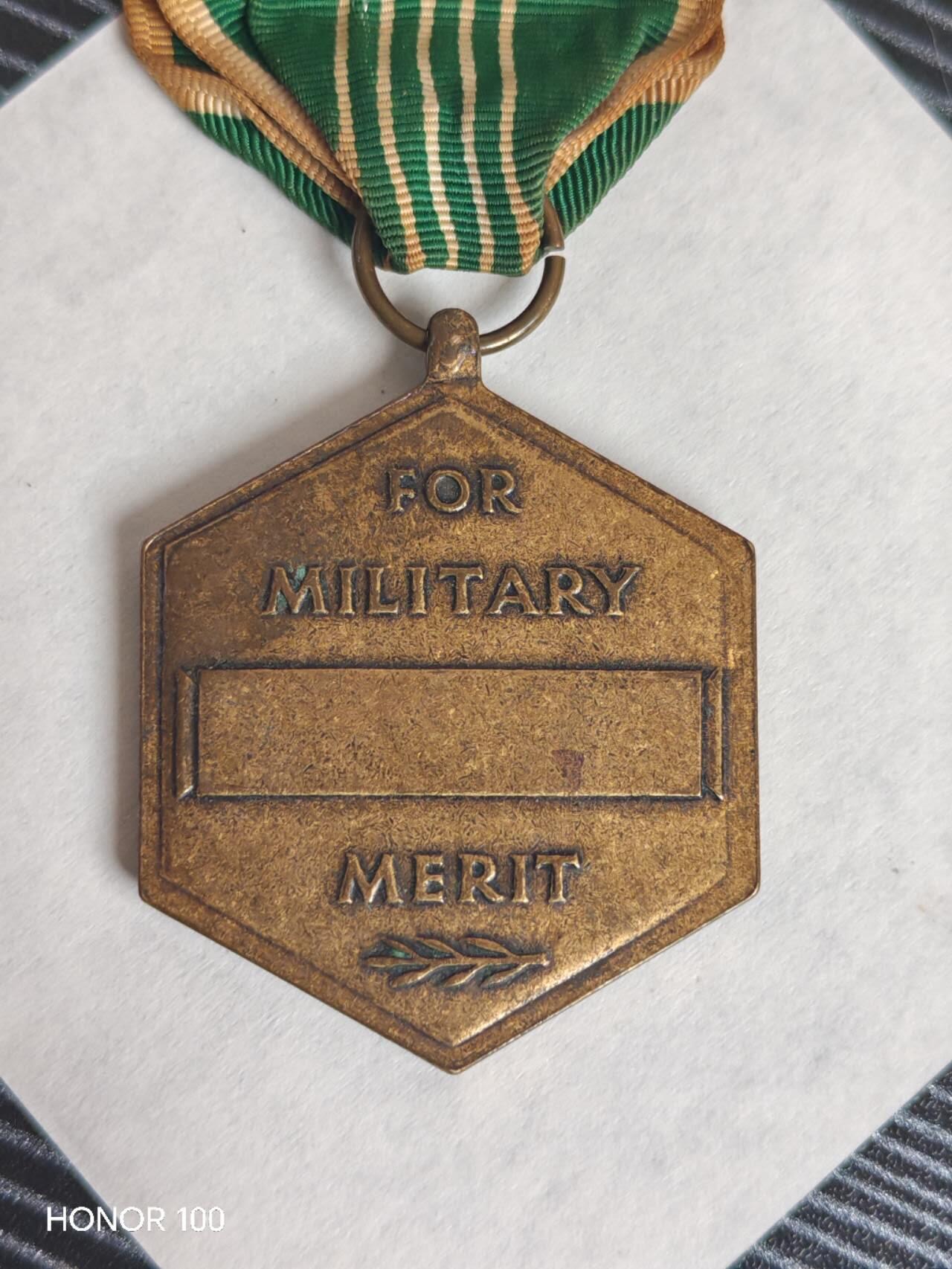 纪念章/纪念币 美国陆军嘉奖奖章（Army Commendation Medal，简称ACM），是美军中等级别勋章，用于表彰英勇行为、功绩成就或持续的优异服役表现。- 附加标识：多次获得该勋章时，会用橡叶簇（Oak Leaf Cluster）标识；