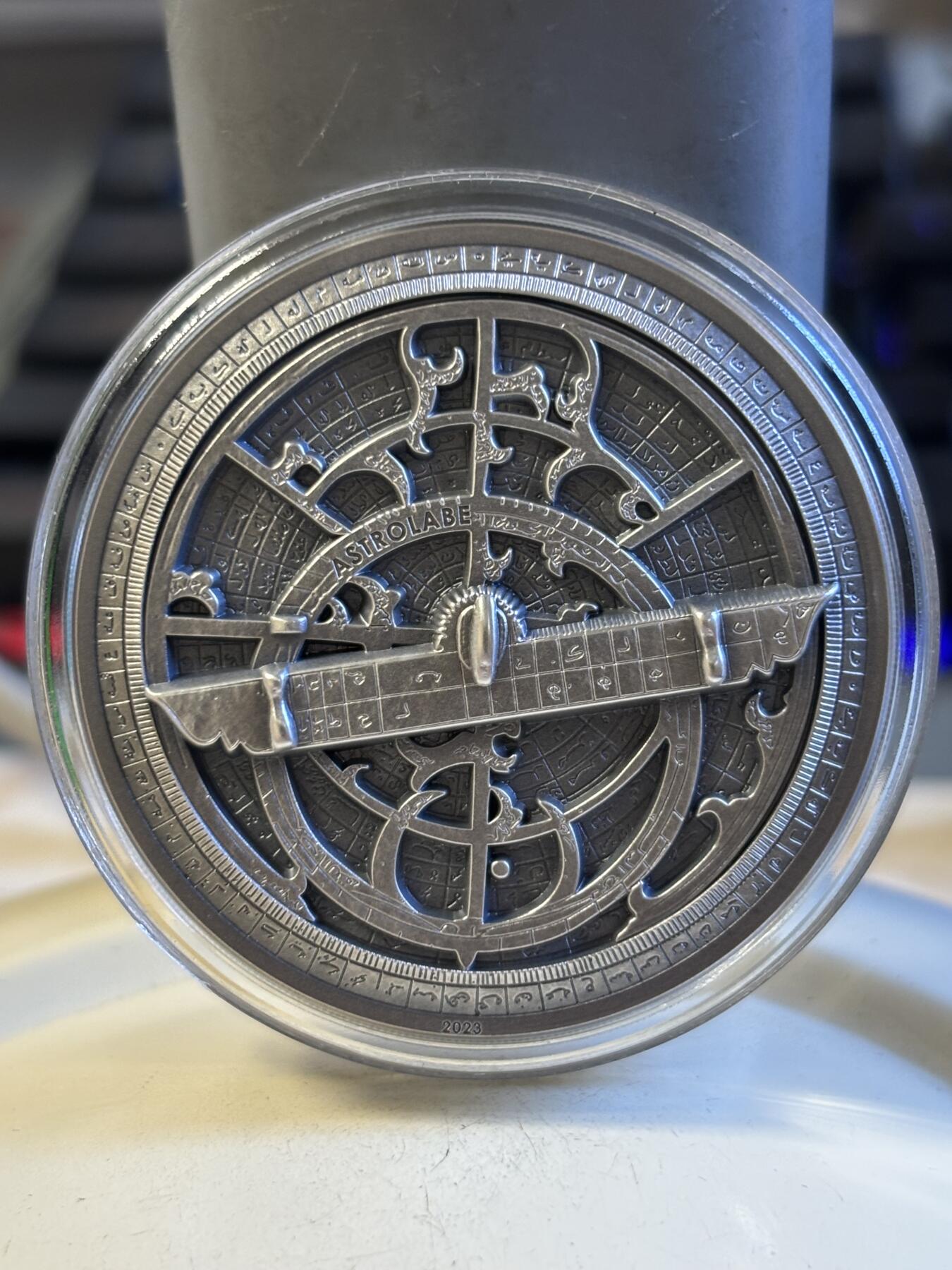 第196期拍卖 获奖库克2023年历史仪器星盘2盎司纪念银币，999银，发行1500枚，获克劳斯2024年度最佳克朗币大奖，没有纸套