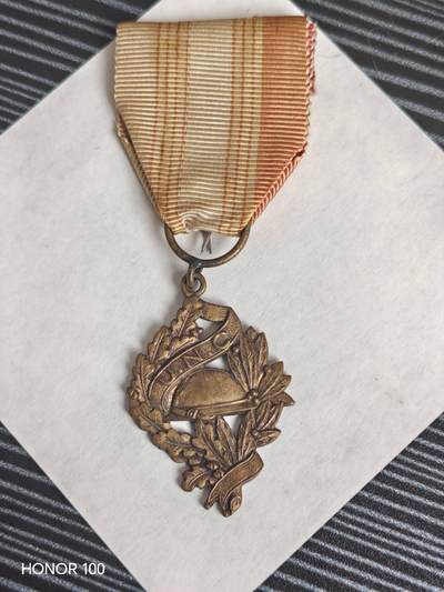 纪念章/纪念币 - 法国全国战斗人员联盟（Union Nationale des Combattants，简称U.N.C.）颁发的荣誉奖章，主要授予一战、二战及后续冲突中的法国退伍军人与战斗人员。标记 "EDT PARIS"由巴黎的 EDT 工坊制造。
