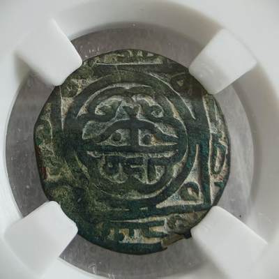 瓶子🏺第235期拍卖会 - 蒙古帝国成吉思汗铜币（昆都士弓箭图） 公元1221年蒙古军西征花剌子模时期打制于阿富汗昆都士地区 正面线条化的骑士，背面弓箭图，详细介绍见图4-6，直径22毫米，重量4.73克。 欧美大拍上价格很贵，而且多为酸洗过，已经露出铜色，这种原味的非常舒服