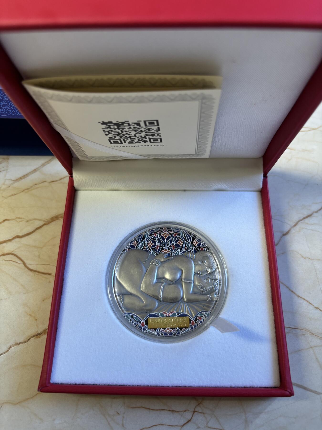 第196期拍卖 喀麦隆2021年爱情系列爱经3盎司高浮雕仿古彩银币，999银，发行500枚