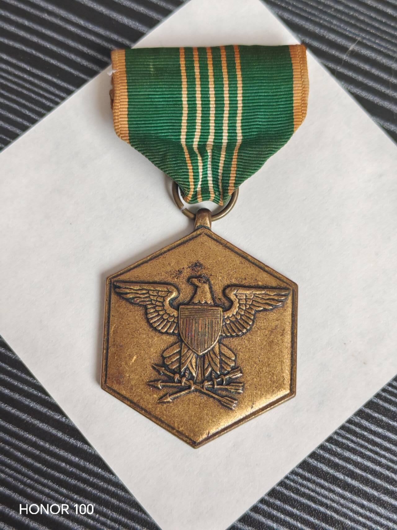 纪念章/纪念币 美国陆军嘉奖奖章（Army Commendation Medal，简称ACM），是美军中等级别勋章，用于表彰英勇行为、功绩成就或持续的优异服役表现。- 附加标识：多次获得该勋章时，会用橡叶簇（Oak Leaf Cluster）标识；