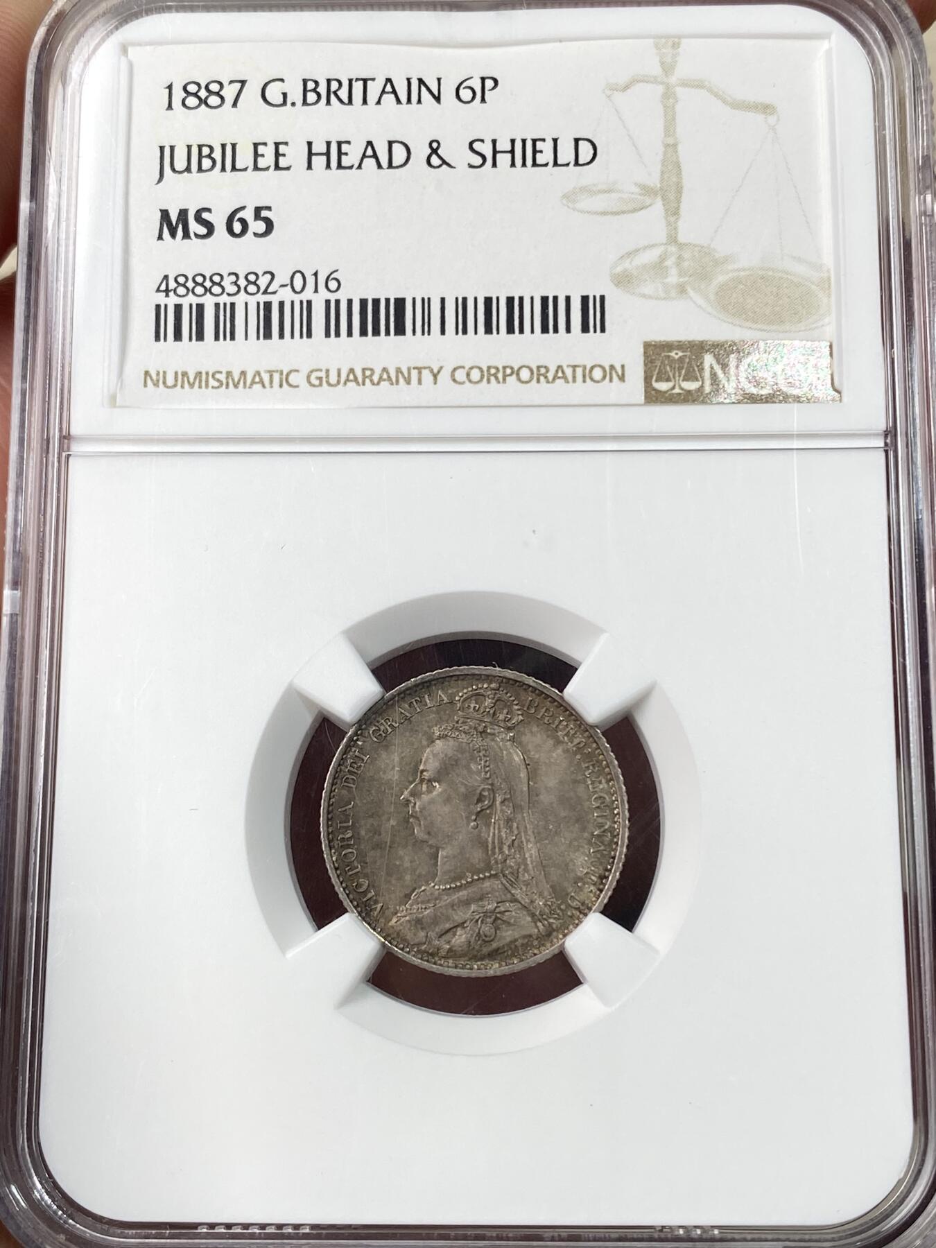 万国钱币拍卖第064期 NGC MS65 1887年英国维多利亚女皇高冠盾徽6便士银币盾徽版 厚重英式天鹅绒孔雀绿五彩 全深打顶级BU状态