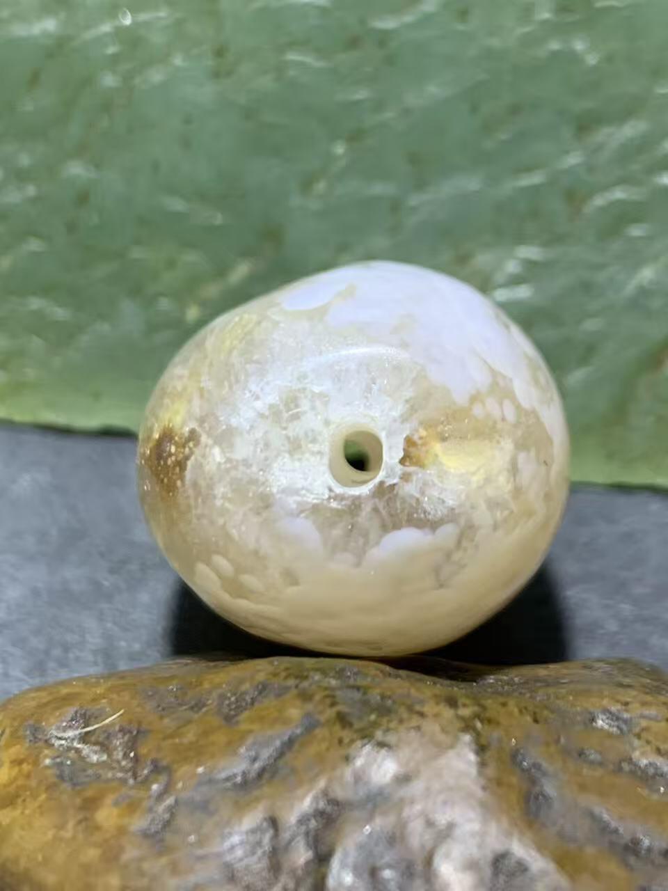 精美冰飘糖心料奶白鱼籽纹战国红玛瑙随形勒子一颗！