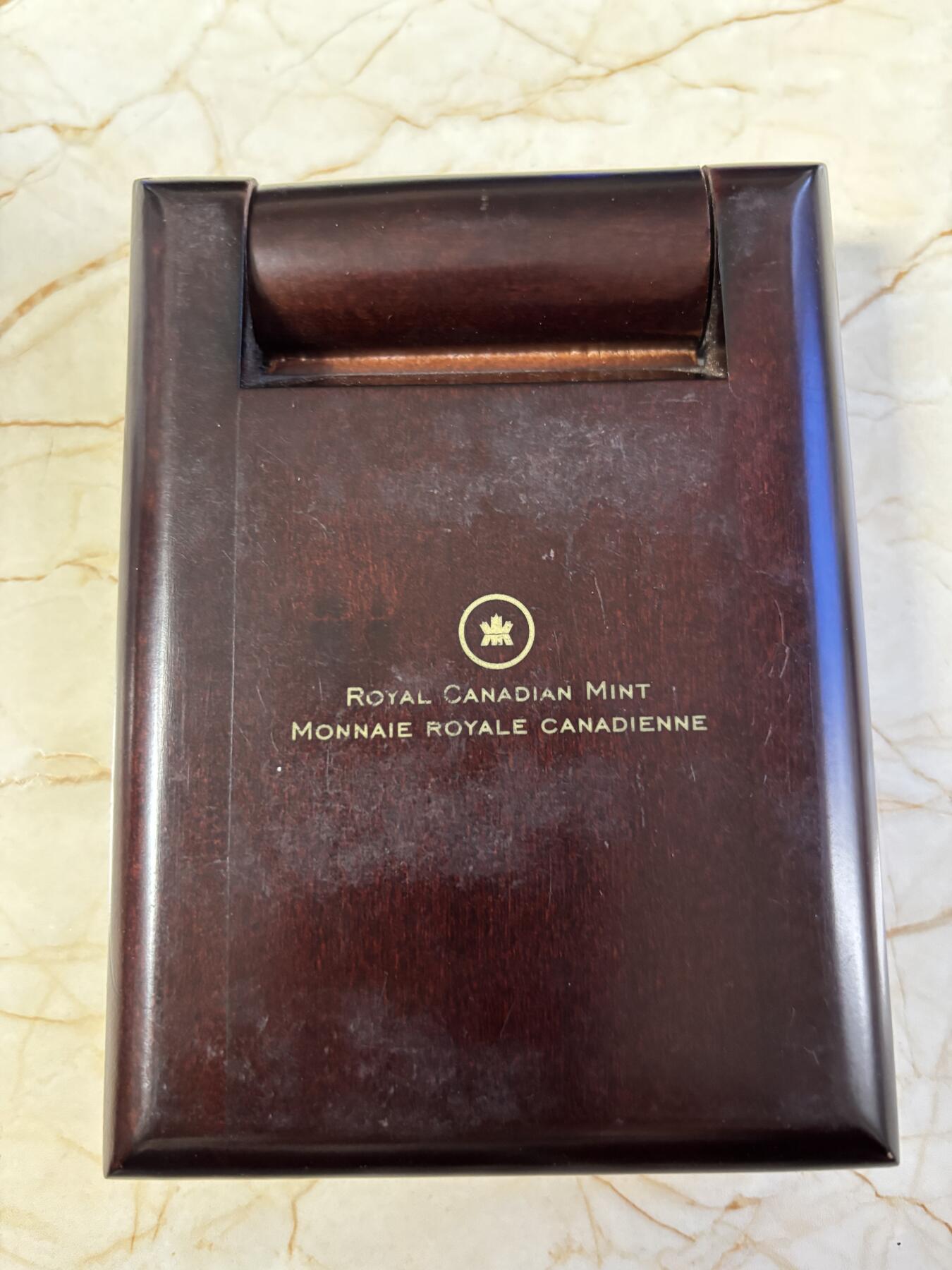 第196期拍卖 加拿大2011年阿尔冈京族满月系列月下麋鹿银铌币，925银/999铌，7.1克/1.4克，发行7500枚