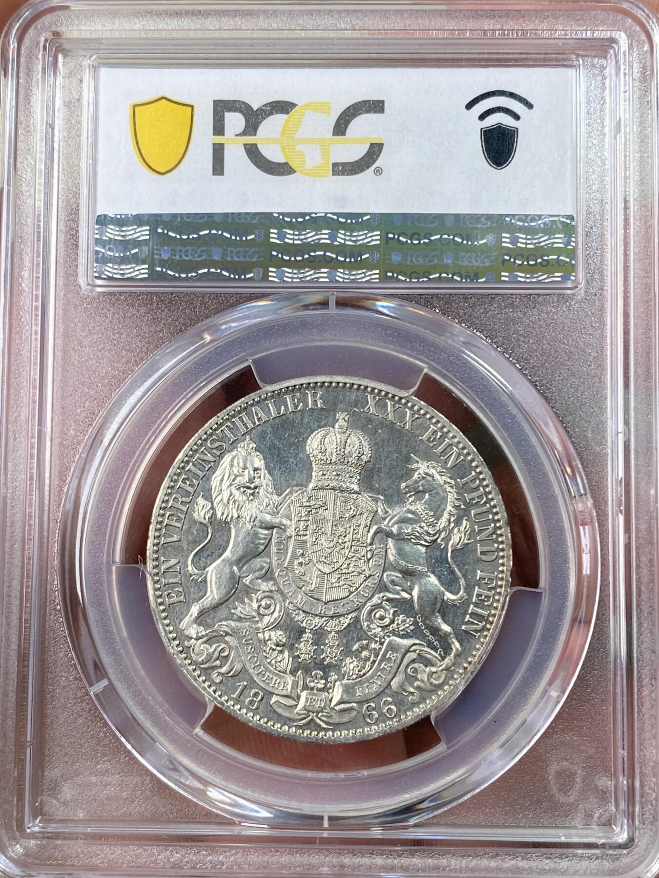 万国钱币拍卖第064期 PCGS MS64PL 1866年德国汉诺威格奥尔格五世狮马流通1泰勒 汉诺威最后的流通泰勒 如同彩虹般的七色包浆洒落在深度镜面类精制质感的地板之上 在高浮雕喷砂质感的人像与狮马盾徽加持下给人以强烈的视觉冲击 极罕见品质 PCGS唯一冠军分典藏级