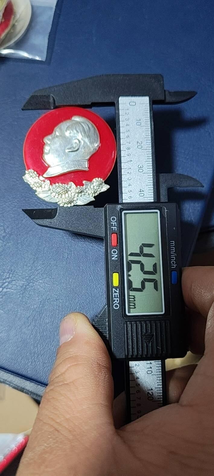 毛主席像章拍场，都是部队题材章 🔥🔥🔥🔥毛主席像章，38.2—42.5毫米，背面有铭文：中国人民解放军八二五部队