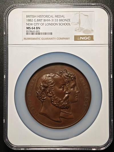 【德藏】世界币章拍卖第170期（拍品征集中~欢迎藏友联系） 1882年 英国伦敦金融城公学新校舍落成纪念威尔士亲王阿尔伯特·爱德华(后爱德华七世)及亚历山德拉王妃像高浮雕大铜章 稀少品种 大盒封装 NGC MS64BN