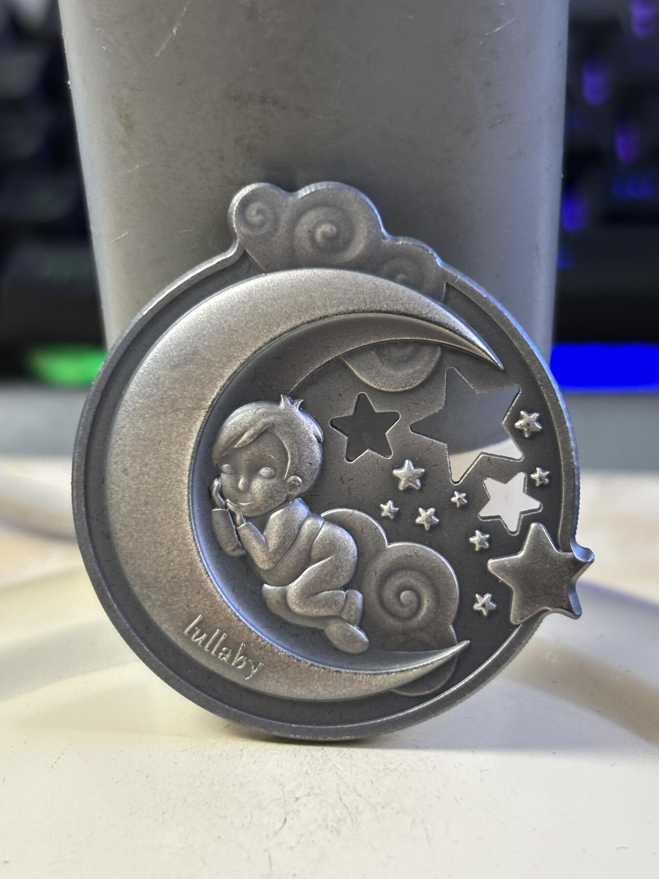 第196期拍卖 库克2018年摇篮曲系列熟睡的男孩仿古异形纪念银币，999银，发行量999枚