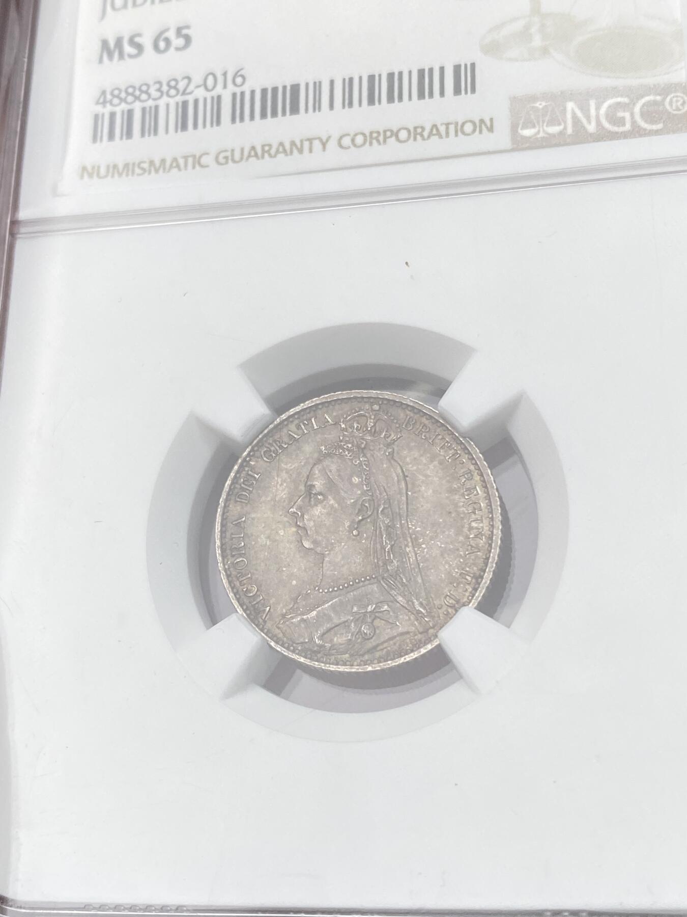 万国钱币拍卖第064期 NGC MS65 1887年英国维多利亚女皇高冠盾徽6便士银币盾徽版 厚重英式天鹅绒孔雀绿五彩 全深打顶级BU状态