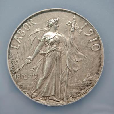 【德藏】世界币章拍卖第170期（拍品征集中~欢迎藏友联系） 1910年 法国普法战争40周年50mm54克镀银纪念大铜章 NGC MS62 章牌大师勒梅尔设计 正面是胜利女神手持旗帜和长剑 背面是旗帜、盾牌、枪炮等物，雕刻精美 品相极佳