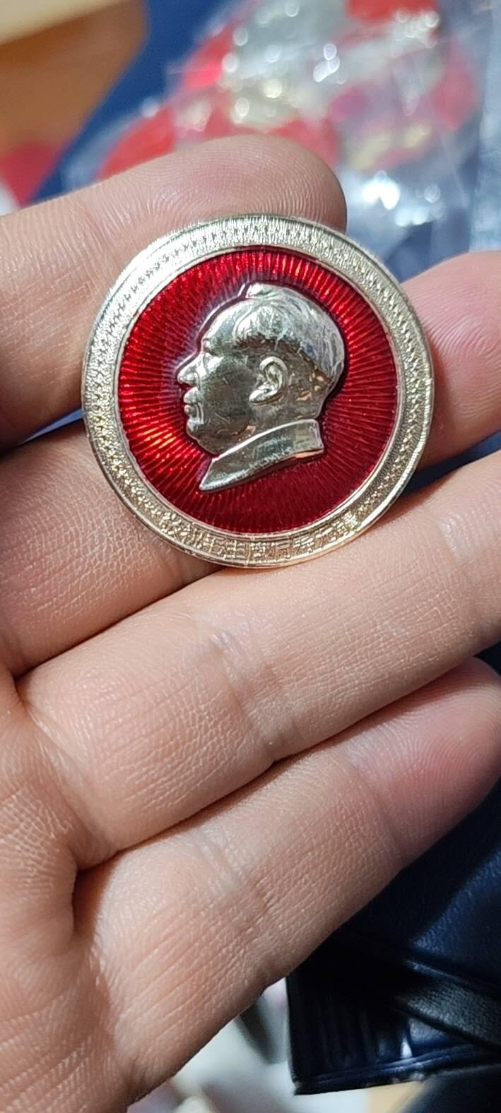 毛主席像章拍场，都是部队题材章 🔥🔥🔥🔥毛主席像章，34.1毫米，背面有铭文：中国人民解放军5703工厂