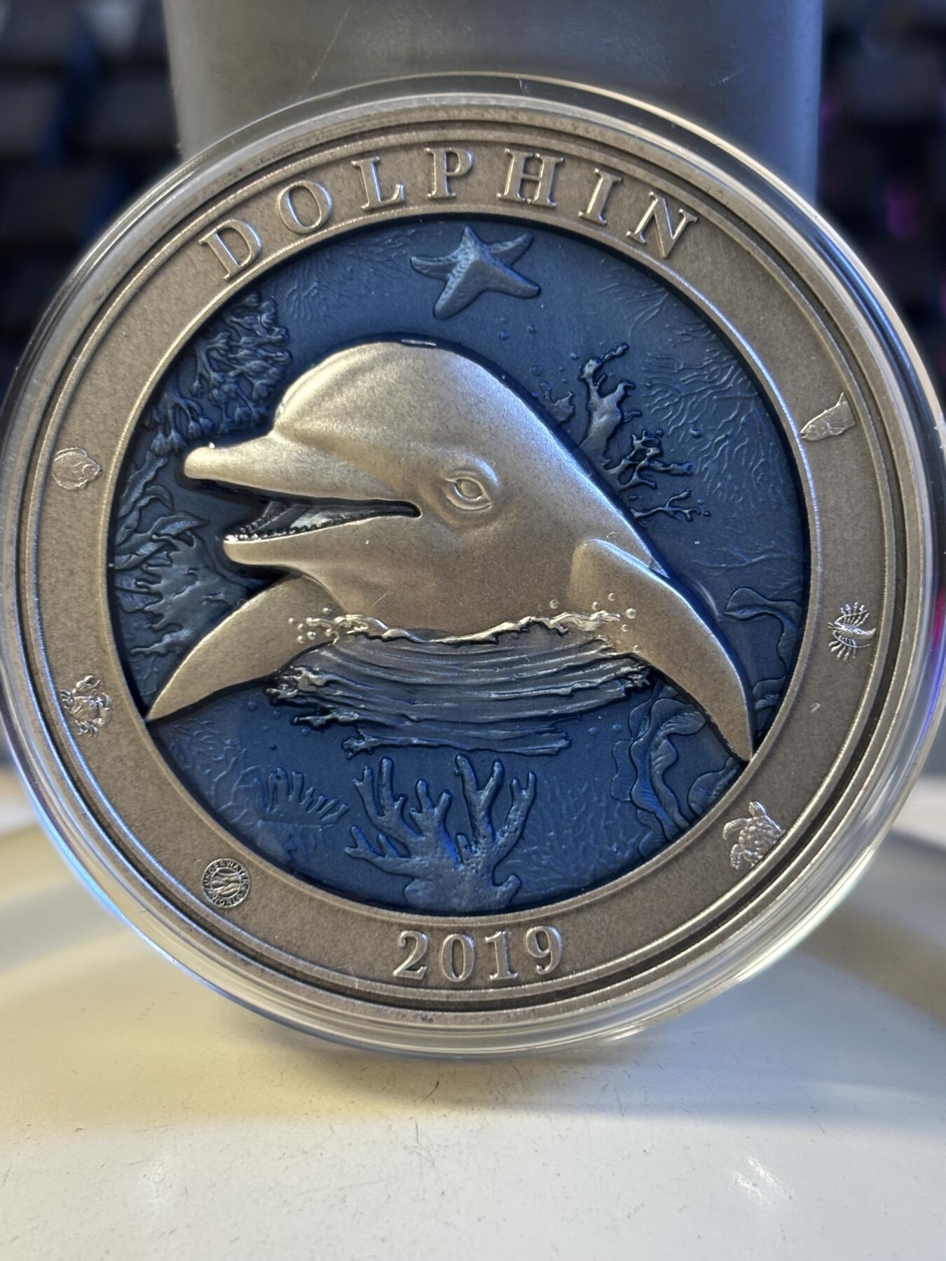 第196期拍卖 巴巴多斯2019海底世界系列3盎司海豚镶透明珐琅银币，999银，发行999枚