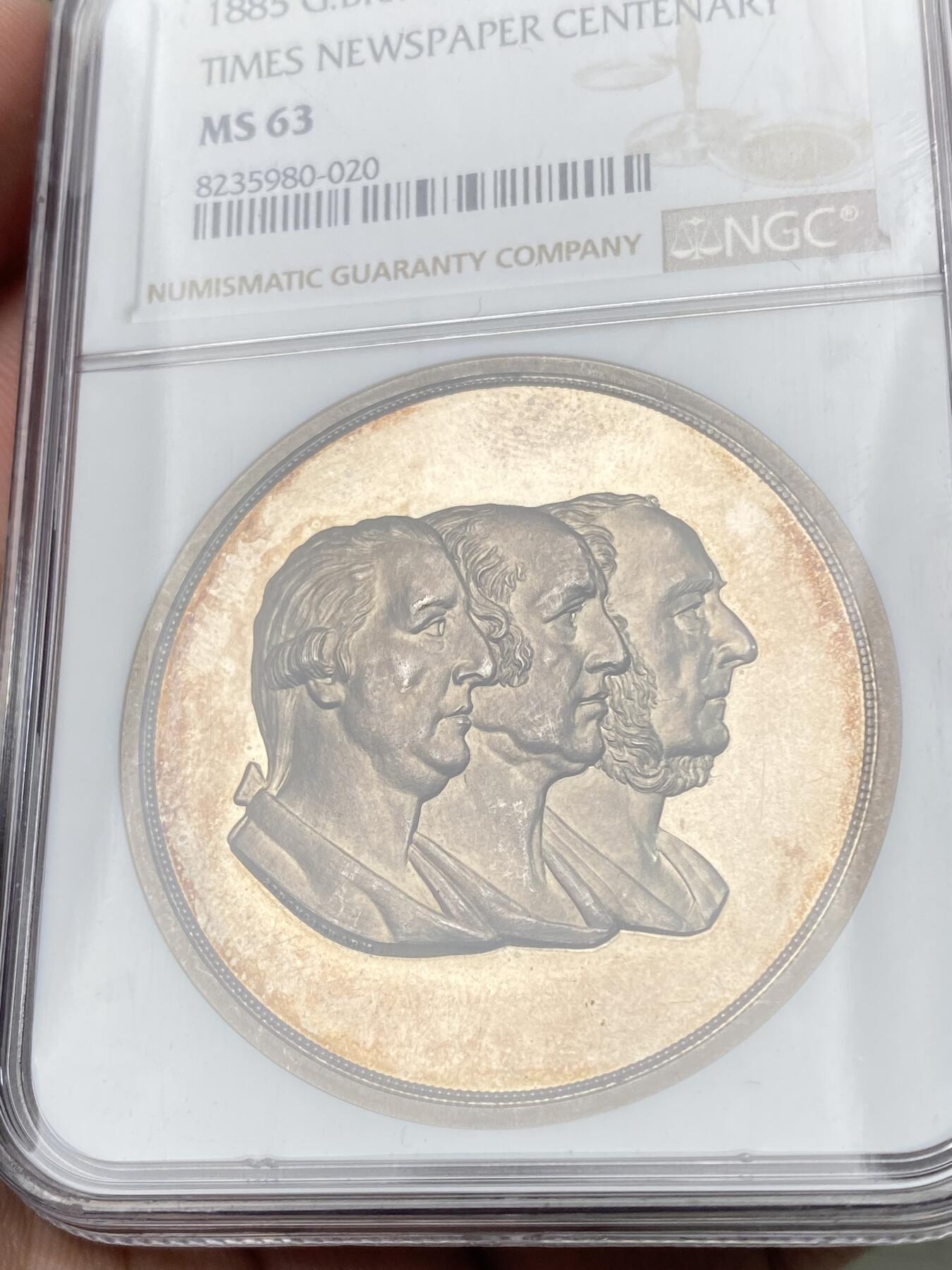 万国钱币拍卖第064期 NGC MS63 1885年英国纪念《泰晤士报》创办百年庆典大银章 Strongi'tharm设计 创始人沃尔特斯家族三代侧相 极美香槟金火烧云五彩 手册编号BHM 3202及Eimer 1712， 大师Longman & Strongi'th'arm设计，皇家造币厂铸造，直径45毫米，重62克。