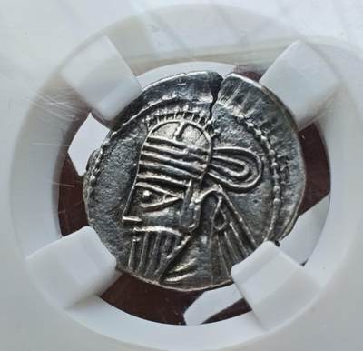 瓶子🏺第235期拍卖会 -  帕提亚（安息）王朝奥斯罗斯二世1德拉克马银币（公元190年，ZDGS Ch XF）   帕提亚（安息）王朝奥斯罗斯二世（Osroes II）时期发行的1德拉克马银币，经ZDGS评级为 Ch XF，是中西亚丝绸之路钱币的典型代表