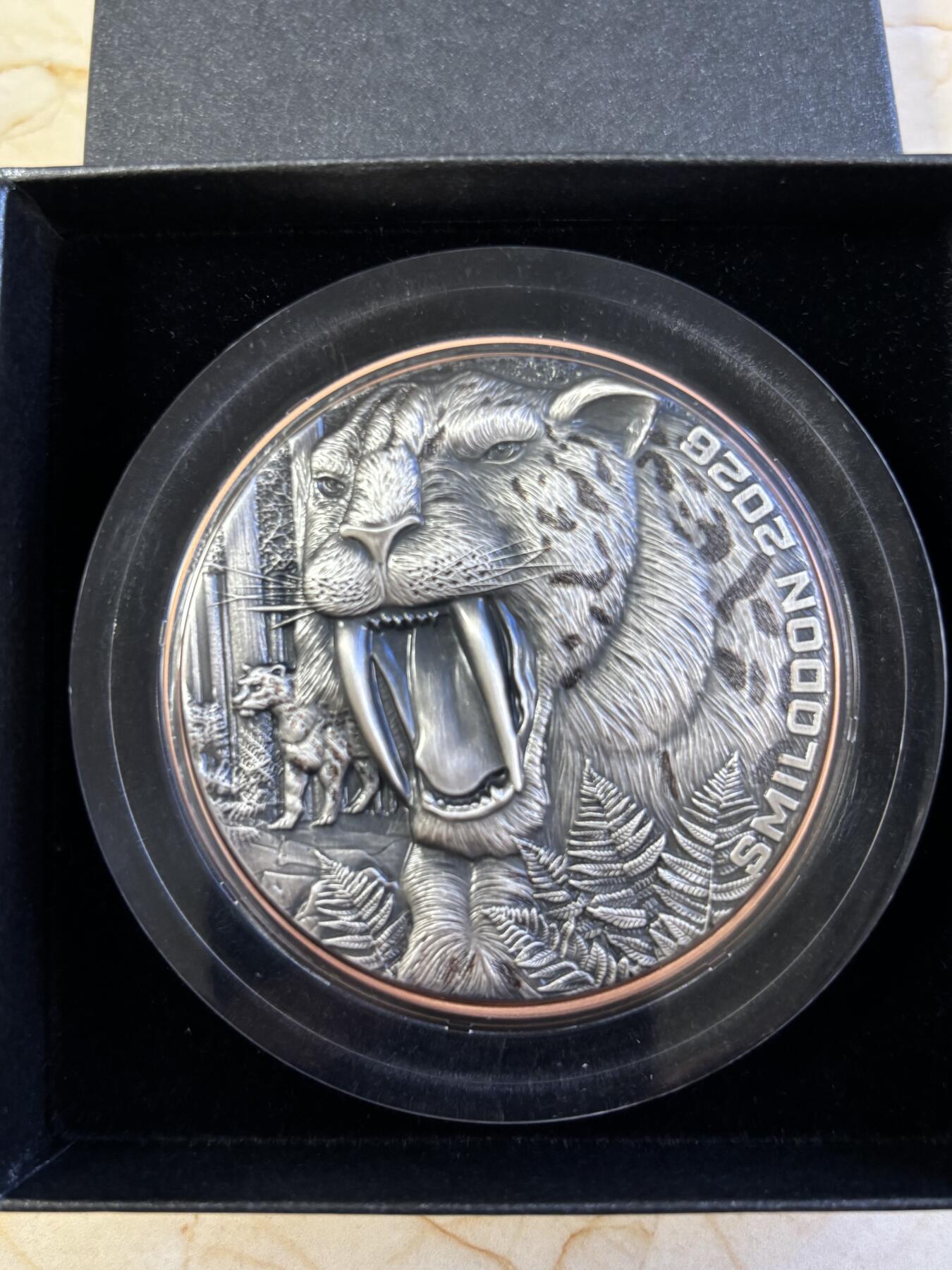 第196期拍卖 瓦努阿图2026年恐龙时代6剑齿虎银铜双金属仿古纪念币，999银+铜，10克银+145铜，发行1999枚