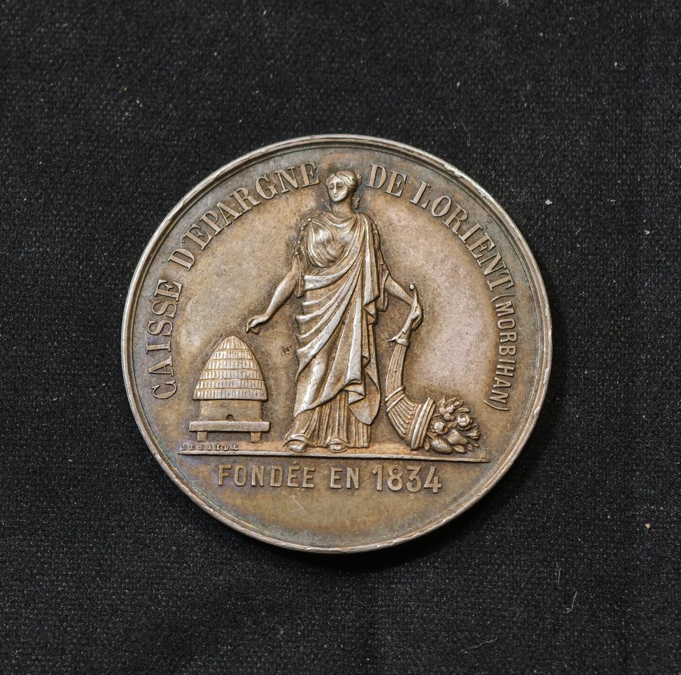 甄臻铺-世界币章拍卖（第58期），送拍享返佣金等优惠多多 1834年法国里昂储蓄银行纪念银章 ，33.75mm，14.7g 法国金融题材